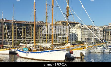 MARSEILLE, FRANCIA - 16 SETTEMBRE 2026 - Barche a vela ed edifici storici che costeggiano il vivace Porto Vecchio di Marsiglia, Francia Foto Stock