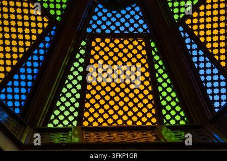 Finestra a vetrate colorate sulla cupola del tetto dell'edificio a Sharm el-Sheikh, Egitto Foto Stock