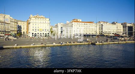 MARSEILLE, FRANCIA - 16 SETTEMBRE 2026 - Persone che si rilassano sull'acqua nel porto storico di Marsiglia, Francia Foto Stock