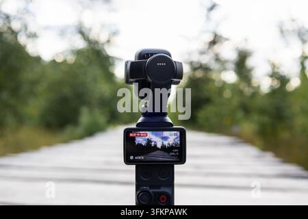 Telecamera gimbal portatile che registra video su un sentiero naturale all'aperto Foto Stock