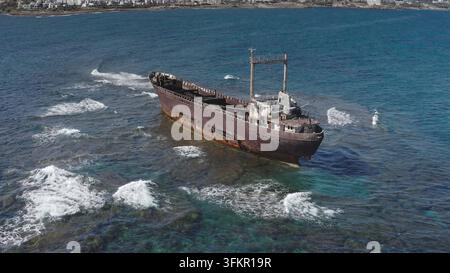 Vista aerea del relitto dell'Edro III arenato sulla costa rocciosa del Mar Mediterraneo a Cipro, Cipro, Cipro Foto Stock