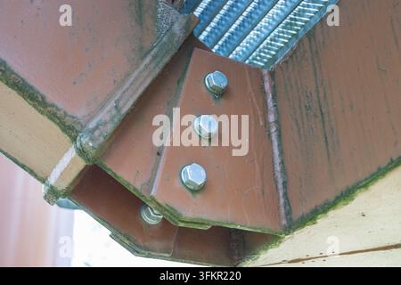Prima di una giunzione strutturale in acciaio con bulloni e saldature Foto Stock