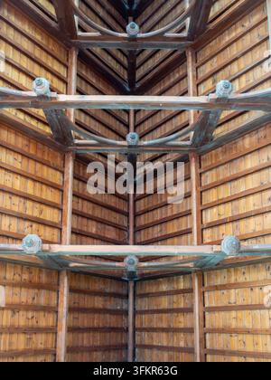 20 settembre 2026, Loweswater, Regno Unito. Il soffitto in legno intricato di un padiglione mostra motivi geometrici e una falegnameria dettagliata, creando Foto Stock
