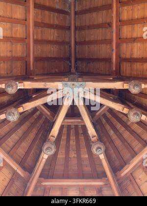 20 settembre 2026, Loweswater, Regno Unito. Questa immagine cattura l’intricata struttura del soffitto in legno di un edificio, mostrando la sua geometria de Foto Stock