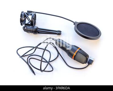Microfono da studio nero con supporto e filtro antipop Foto Stock