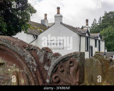 20 settembre 2026, Loweswater, Regno Unito. Il Kirkstile Inn si erge sotto un cielo nuvoloso, la sua architettura tradizionale suggerisce una pacifica, hist Foto Stock