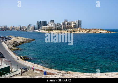 Una vista verso Tigne Point Beach e Sliema da Valletta che mostra il porto di Marsamxett e gli appartamenti moderni ad alta altezza Foto Stock