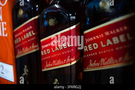 Poznań, Polonia - 17 agosto 2026: Bottiglie di whisky Johnnie Walker Red Label disposte su uno scaffale in un negozio durante il pomeriggio Foto Stock