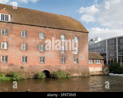Il mulino della città, storica mulino ad acqua di Guilford & teatro Yvonne Arnaud, Surrey, Inghilterra Foto Stock