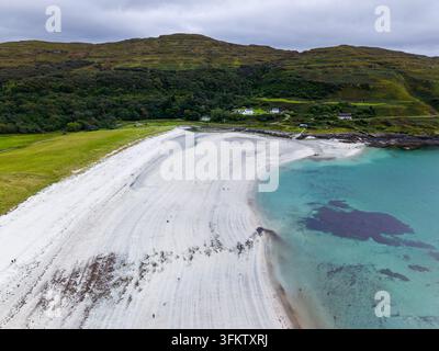 Costa di Calgary Bay con ampia baia di sabbia bianca, mare chiaro e poco profondo e brughiera costiera ondulata, veduta aerea dell'ambientazione remota della spiaggia Foto Stock