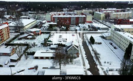 Veduta aerea di un quartiere residenziale coperto di neve, Lettonia. Foto Stock