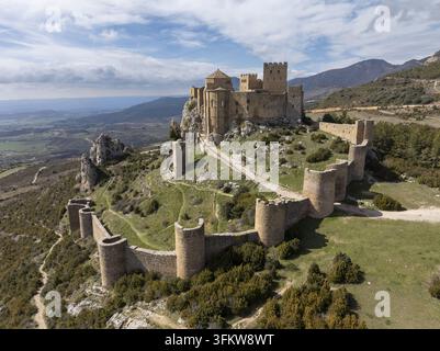 Vista aerea del castello di Loarre, una storica fortezza romanica con mura e torri in pietra, situata su una collina rocciosa nella campagna, Loarre, Aragona Foto Stock