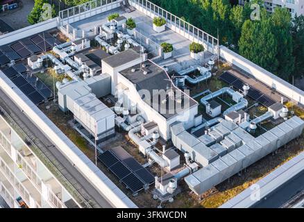 Vista aerea dei sistemi HVAC e dei condotti di ventilazione installati sul tetto di un edificio moderno a Danzica, Voivodato della Pomerania, Polonia. Foto Stock
