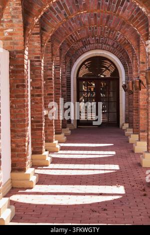Passaggio ad arco in mattoni nella tenuta vinicola, Valle de Guadalupe, Messico Foto Stock