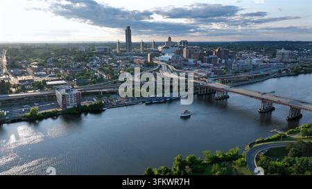 Vista aerea dello skyline di Albany, del fiume Hudson e di un interscambio autostradale con una barca che naviga sull'acqua ad Albany, New York, Stati Uniti. Foto Stock