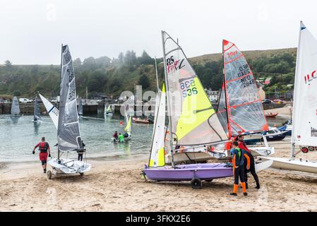 Stonehaven, Scozia, Regno Unito – 17 agosto 2025: I concorrenti preparano e lanciano dinghy dalla spiaggia e dall’area del porto durante l’Aberdeen & Stonehaven Y Foto Stock
