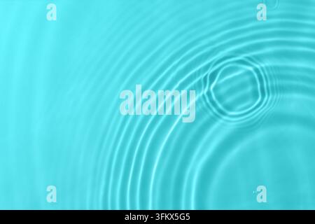 Onde circolari e riflessi di luce sull'acqua aqua Foto Stock