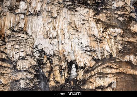 Formazioni rocciose naturali in calcare e texture di calcare fluente sulla parete interna, Grotta di ghiaccio nota come Ledena Pecina, Gola dell’Uvac, Riserva naturale speciale dell’Uvac Foto Stock