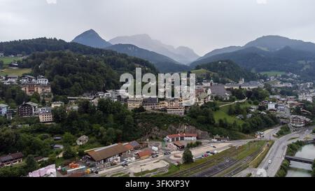 Vista aerea della storica città vecchia di Berchtesgaden in Baviera, Germania, circondata dall'imponente paesaggio delle Alpi bavaresi. L'immagine mostra Foto Stock