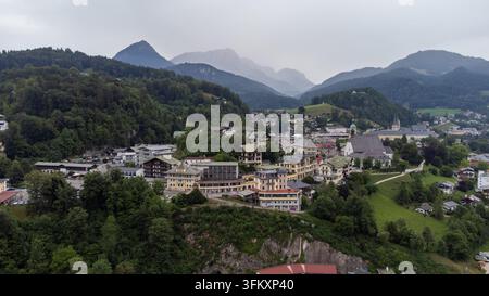 Vista aerea della storica città vecchia di Berchtesgaden in Baviera, Germania, circondata dall'imponente paesaggio delle Alpi bavaresi. L'immagine mostra Foto Stock