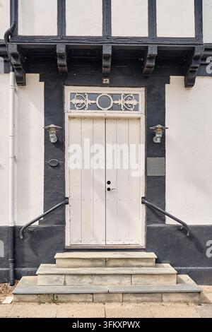 Viborg, Danimarca, architettura storica e facciata tradizionale di una porta anteriore in legno bianco con una finestra transenna ornata e gradini in pietra nella vecchia città. Foto Stock