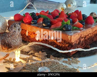 Una fotografia ravvicinata di un dessert al cioccolato a strati rettangolare, probabilmente una mousse o un cheesecake, con una base di brownie al cioccolato fondente, una Foto Stock