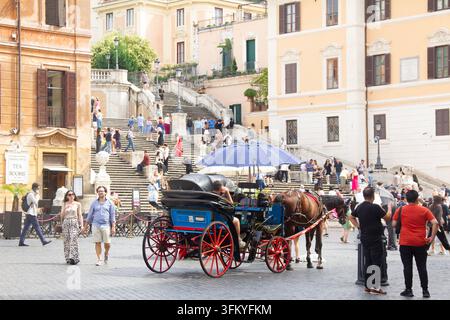 La Scalinata di Trinità dei Monti (Piazza di Spagna e Scalinata di Trinità dei Monti) a Roma, Italia, con una carrozza trainata da cavalli in primo piano. Foto Stock