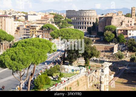 Vista panoramica di Roma, Italia, con il Colosseo sullo sfondo e i resti archeologici del Foro Romano al centro Foto Stock