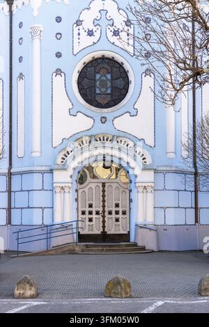 Bratislava, Slovacchia - 14 marzo 2026: Vista della Chiesa di Sant'Elisabetta conosciuta come Chiesa Blu che mostra dettagli architettonici decorativi secessionisti Foto Stock