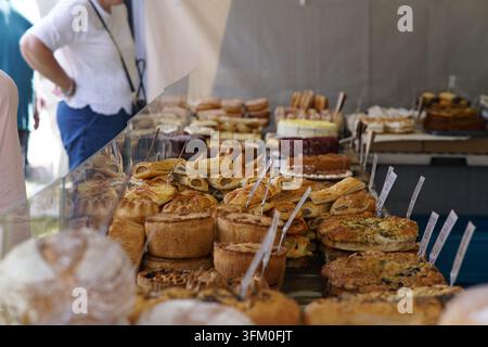 Torte, pasticcini e salatini esposti su un banco di panetteria al Festival del Cibo a Royal Tunbridge Wells, Inghilterra. Foto Stock