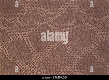 Sfondo in texture di pelle marrone brillante con motivo. Pelle ripetuta. Pelle beige di un coccodrillo o di un serpente con vignetta. Attrezzatura in pelle. Foto Stock