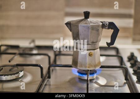 Macchina per l'espresso su fiamma a gas, cucina italiana, primo piano Foto Stock