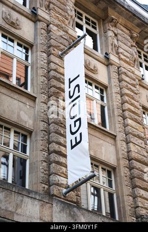 Lipsia, Germania - 21. Maggio 2026: Striscione EGOISTA esposto su un edificio storico in pietra con finestre e intagli dettagliati Foto Stock