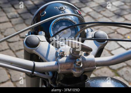Vista dettagliata del tachimetro, della lampada, del manubrio di una motocicletta vintage degli anni Cinquanta, giorno di ripresa: septd-2022- Colonia/Germania Foto Stock