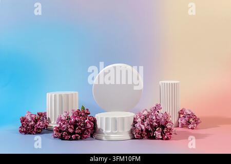Composizione floreale astratta con lilla. Espositore esteticamente gradevole con decorazioni floreali per la presentazione di prodotti di bellezza. Minimalista, m Foto Stock
