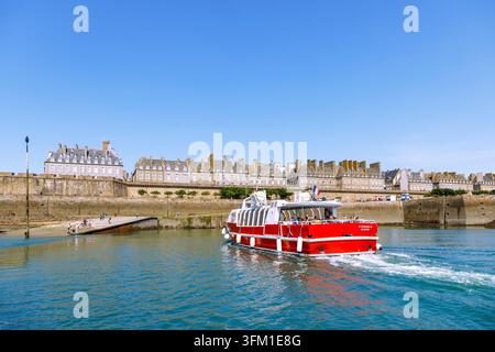 Ferry St Honore III in arrivo al molo di Quai Saint-Louis sull'isola fortificata di Ville Close da Saint-Malo, Côte d'Émeraude, Côtes-d'Armor Foto Stock