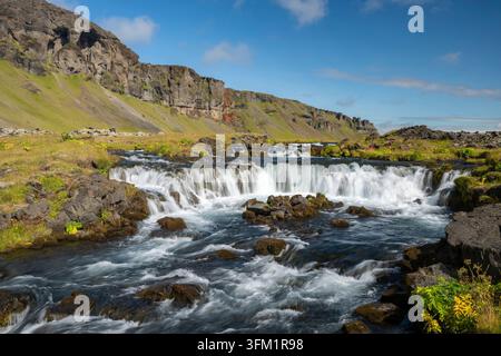 Cascata di Fossalar lungo la Strada Ring, Islanda meridionale, Islanda Foto Stock