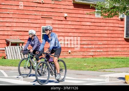 Charlottetown Prince Edward Island PEI Canada, Kensington, ciclisti, uomo bianco, donna bianca, adulti di mezza età, ciclista maschio, ciclista femmina, in bicicletta Foto Stock