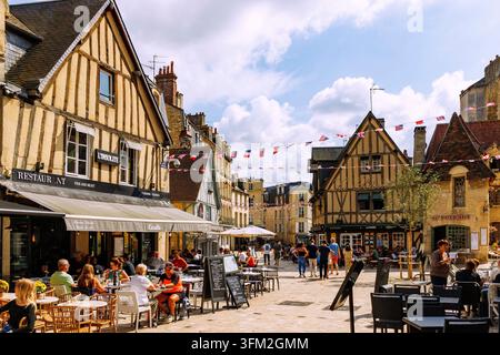 Caffè e ristoranti su Place au Berger a Caen nel dipartimento di Calvados nella regione normanna della Francia Foto Stock