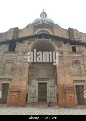 La monumentale facciata incompiuta in mattoni e la cupola della Basilica di Sant'Andrea a Mantova, progettata da Leon Battista Alberti. Foto Stock