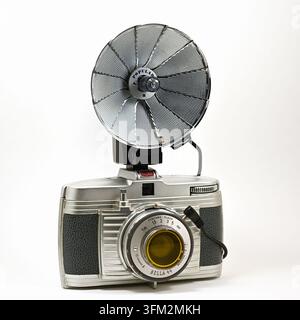 Helsinki, Finlandia – 20 settembre 2026: Fotografia editoriale di una macchina fotografica vintage Bilora Bella 44 dotata di un'unità flash Popular. Il classico Foto Stock