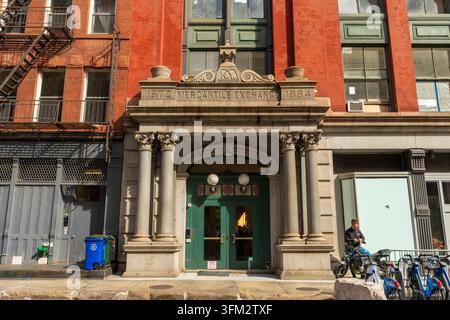 New York, NY - USA - 25 set. 2026 : L'ingresso in pietra ornato dell'ex New York Mercantile Exchange al 6 di Harrison Street mostra date incise del 1872 Foto Stock