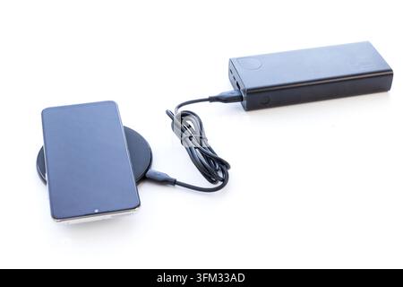 Uno smartphone si ricarica da una power bank portatile Foto Stock