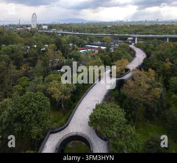 Calzada Flotante, un percorso pedonale e ciclabile elevato nel Bosque de Chapultepec, Città del Messico, che attraversa l'autostrada Periférico Foto Stock