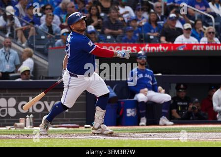 Toronto, Canada. 26 set, 2026. Alejandro Kirk #30 dei Toronto Blue Jays sbatte durante la partita contro i Cincinnati Reds al Rogers Centre il 26 settembre 2026 a Toronto, Ontario, Canada. (Foto di Leonardo Ramirez/ Credit: Eyepix Group/Alamy Live News Foto Stock