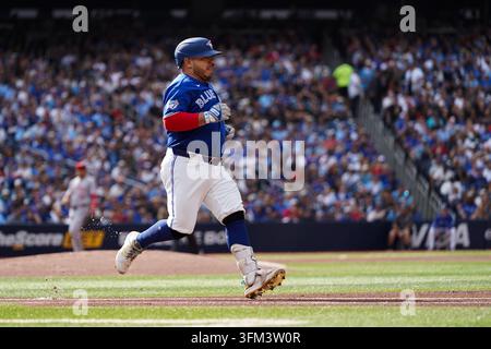 Toronto, Ontario, Canada. 26 settembre 2026. Alejandro Kirk #30 dei Toronto Blue Jays corre le basi durante la partita contro i Cincinnati Reds al Rogers Centre il 26 settembre 2026 a Toronto, Ontario, Canada. (Credit Image: © Leonardo Ramirez/eyepix via ZUMA Press Wire) USO EDITORIALE SOLO! Non per USO COMMERCIALE! Foto Stock