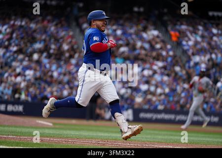 Toronto, Canada. 26 set, 2026. Alejandro Kirk #30 dei Toronto Blue Jays corre le basi durante la partita contro i Cincinnati Reds al Rogers Centre il 26 settembre 2026 a Toronto, Ontario, Canada. (Foto di Leonardo Ramirez/ Eyepix Group/Sipa USA) Credit: Sipa USA/Alamy Live News Foto Stock