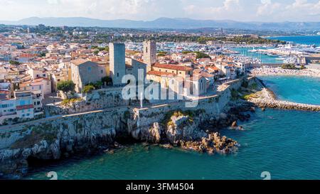 Vista aerea con drone dello Château Grimaldi, della Cattedrale di Nostra Signora dell'Immacolata Concezione e del Port Vauban ad Antibes sulla Costa Azzurra Foto Stock