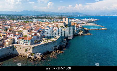 Vista aerea con drone dello Château Grimaldi, della Cattedrale di Nostra Signora dell'Immacolata Concezione e del Port Vauban ad Antibes sulla Costa Azzurra Foto Stock