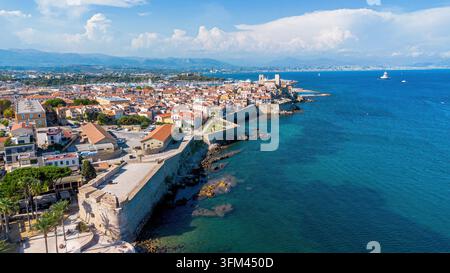 Veduta aerea della vecchia città, delle mura e della costa di Antibes sulla Costa Azzurra Foto Stock